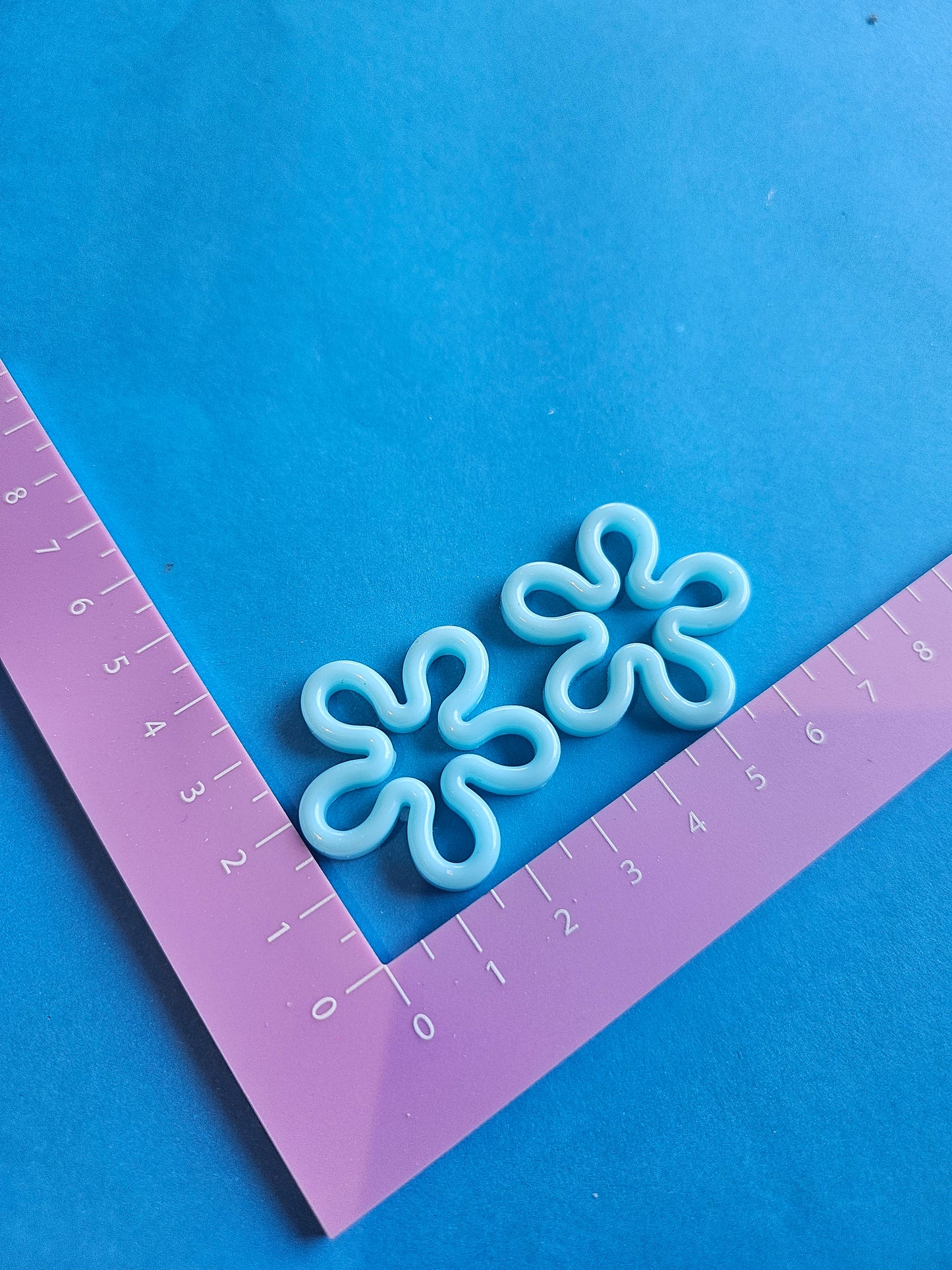 Flower squiggle aqua snacks