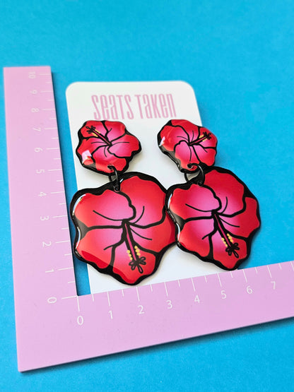 Hibiscus dangles 🌺