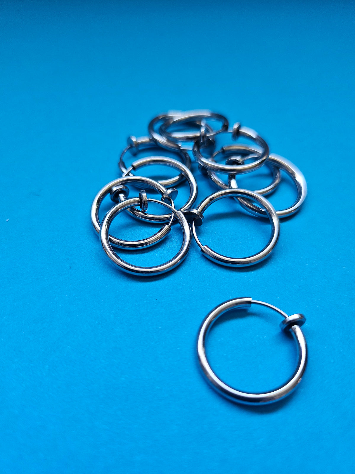 Retractable Hoop Clip on retractable snack hoops – Seatstaken